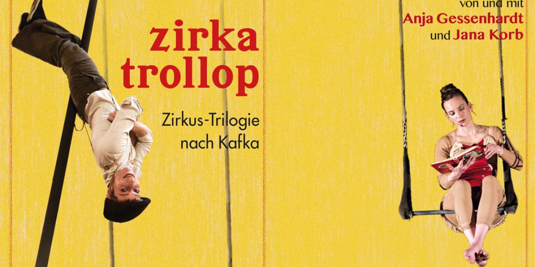 Gelbes Plakat mit roter Schrift "zirka trollop", links Anja Gessenhardt in der Rolle der Bühnenarbeiterin kopfüber an der Vertikalstange, rechts Jana Korb in der Rolle der Trapezkünstlerin auf dem Trapez sitzend und lesend. Beide Performerinnen sind weiße cis Frauen.