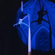 2022 WIE WEIT, PAuluskirche Halle, Anne Scholze am Vertikaltuch. Foto: Tabea Frenzel